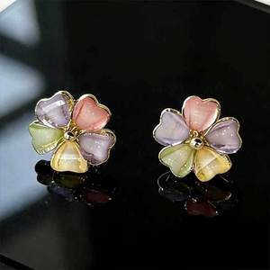 Boucles d'oreilles clous en résine acrylique multicolores à pétales, collection Printemps-Été, motif floral frais, luxe léger, haut de gamme, éthérées et délicieuses - Product Image 3