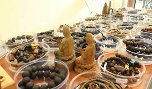 Dai Binh Sandalwood Handmade Scented Religious Bracelet 13mm Beads 1kg - Product Image 6