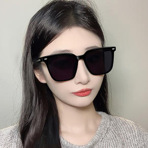 Nuevas Gafas de Sol Unisex UV400 Polarizadas con Marco de PC Tipo 3, Embalaje en Caja, Número de Pieza 638, Lentes Negras - Product Image 3