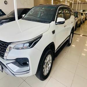 Fortuner 2023 SUV Híbrido AWD con Asientos de Cuero R19 Oscuro en Venta - Product Image 6