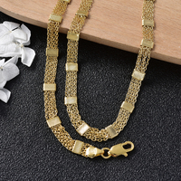 Collier en maille multi-brins plaqué or 18 carats avec maillons rectangulaires texturés diagonaux, fermoir mousqueton audacieux, bijou de déclaration