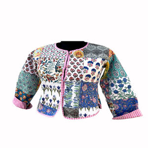 Exportateur indien proposant des vestes courtes d'hiver en molleton de coton réversible, imprimées à la main, respirantes et boutonnées pour femmes - Product Image 2