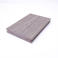 Plancher en PVC solide co-extrudé ASA |   Planches de terrasse en composite extérieur antidérapantes, résistantes à l'eau, à grain de bois brossé moderne, système de clic