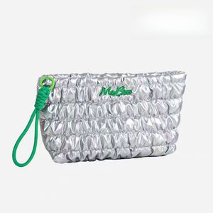 Sac cosmétique matelassé argenté de voyage personnalisé trousse de maquillage matelassée multilinéaire en nylon imperméable de 8 pouces - Product Image 3