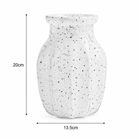 Vase en verre blanc marbré cannelé pour la décoration moderne de la maison, des mariages, des hôtels et comme centre de table