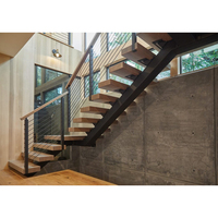 Escalier flottant moderne sur mesure pour intérieur, à poutre simple, avec structure en acier, marches en bois et garde-corps en câble