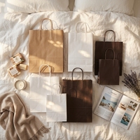 Sacs shopping en papier kraft sur mesure, noir et blanc avec emblème, poignée beige, papier kraft écologique durable pour emballage, sac en papier kraft