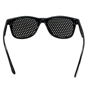 Noir Unisexe Vision Soins Trous D'épingle D'exercice <span class=keywords><strong>de</strong></span> L'oeil Lunettes Sténopés Lunettes Vue D'améliorer en plastique - Product Image 3
