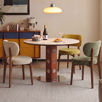 Restaurant HUALIN au design moderne du milieu du siècle avec des chaises en bois massif, créant une ambiance de repas confortable