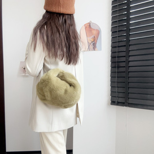 Nuova borsa di peluche carina, simile alla pelliccia di visone, adatta a tutte le stagioni e perfetta per avvolgere in inverno. - Product Image 6