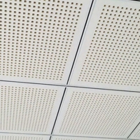 Panneau perforé blanc en alliage d'aluminium de conception moderne ignifuge étanche à l'humidité plafond suspendu forme de tuile carrée réduction du bruit
