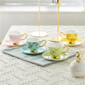 Düğün fantezi lüks renk sırlı çiçek kemik çin modern kahve fincanı tabağı ile çay bardağı ve altlık set