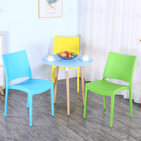 Fabricant de chaises en plastique noir pour adultes directement pour Bazhou Integrated Garden Chivari Chair Chaise de salle à manger