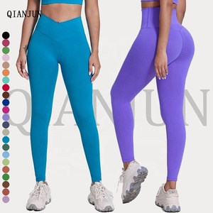Mallas atléticas de gimnasio suaves de nailon con logotipo personalizado, mallas de yoga para fitness en forma de V, mallas de yoga para entrenamiento con levantamiento de glúteos y caderas - Product Image 2