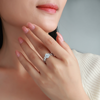 1,71 CTW S925 Sterling Silber Ovaler Moissanit 4-Krappen-Fassung Rhodium 14K Vergoldet Luxus Eternity Band Breiter Kettenring