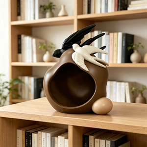 Sculpture en résine artisanale BZY, nid d'<span class=keywords><strong>oiseau</strong></span> abstrait, finition mate, hirondelles, décoration de bureau à domicile, vente en gros B2B, directement de l'usine - Product Image 4