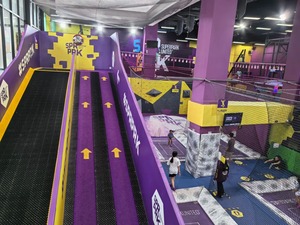 Aire de jeux intérieure personnalisée pour enfants, équipement de jeux doux, trampoline, mur d'escalade, métal, bois, capacité maximale >500 Ledi-94 - Product Image 3