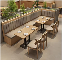 Ensemble de sièges de restaurant japonais minimaliste commercial, cadre en bois naturel, table et chaise de café pour restaurant de sushis et de restauration rapide