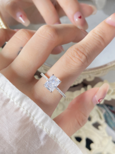 Bague de fiançailles en zircon taille radiant, argent 925 plaqué rhodium, pavé de diamants, bijoux classiques pour femmes - Product Image 4