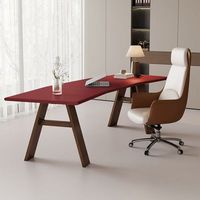 Un bureau moderne luxueux avec un design haut de gamme en cuir et en bois, adapté aux jeux en famille, à l'écriture et à l'utilisation d'un ordinateur.