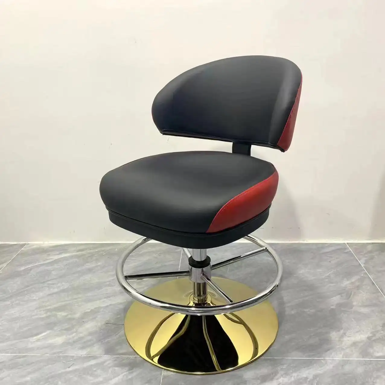 Cadeira de pôquer com pernas de metal com assento de couro ajustável em altura, cadeiras giratórias de 360 graus para cassino