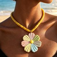 Kalung Choker Bunga Daisy Multiwarna dengan Liontin Manik-manik, Manik Biji Kuning Buatan Tangan, Pesona Bunga Besar Pastel, Kalung Statement Boho