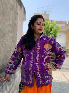 Chaqueta bordada Suzani de terciopelo Patrón floral hecho a mano con forro y botones hechos a mano Regalo de mujer - Product Image 2