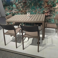 Table d'extérieur moderne en plastique durable et imperméable pour la détente, idéale pour la cour, le balcon, le café, le patio, le jardin, meubles d'extérieur, table de patio