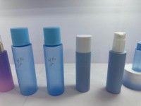 Ensemble de flacons de lotion et de toner en PET translucide de couleur personnalisée, avec logo imprimé en soie, bouchon à vis blanc pour les soins de la peau