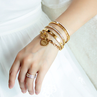 Bracelet en acier inoxydable plaqué or 18 carats de haute qualité pour femme, avec cœur incrusté de diamants et versets variés, idéal comme cadeau ou accessoire.