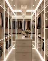 Armoire symétrique de luxe moderne Vermonhouzz, finition laquée couleur unie avec portes sculptées et éclairage LED à capteur