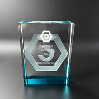Plaque en cristal verticale Neelpure avec motif gravé au laser 3D et base bleu cyan – Récompense