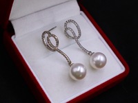 Vente flash - Boucles d'oreilles en or massif 18 carats avec diamants naturels de forme incurvée et perles de culture d'eau salée Akoya japonaises de 8,5 à 9 mm