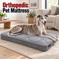 Orthopädische Hundematratze mit individuellen Mini-Taschenfedern und 11 cm Gesamthöhe unter einem strukturierten grauen gesteppten Bezug.