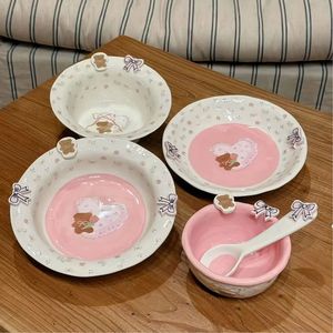 Plato de Cerámica Lelyi con Diseño de Oso Pequeño y Flor Triste, Estilo Caricatura, Creativo, de Alta Calidad, Hecho a Mano, Irregular, para Ensaladas - Product Image 1