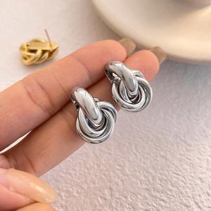 Boucles d'oreilles clous torsadées multicouches plaquées or, design géométrique tendance pour femme, bijoux de fête - Product Image 4