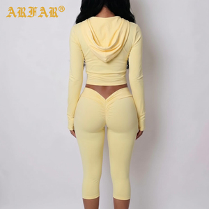 Set di Abbigliamento Sportivo per Donna con Logo Personalizzato Ricamato e Stampato, Giacca Yoga Tinta Unita e Leggings Capri, Tuta Y2k - Product Image 3