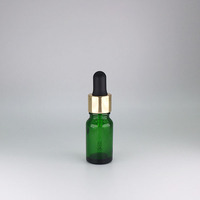 Flacon d'huile essentielle en verre givré vert de 10 ml avec logo personnalisé, estampage à chaud doré, compte-gouttes en aluminium doré 18/410