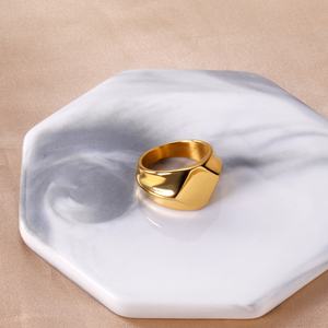 Anillo de Moda Personalizado, Impermeable e Hipoalergénico, de Acero Inoxidable con Baño de Oro de 18k, Unisex - Product Image 6
