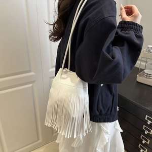 Bolso cuadrado pequeño con borlas bohemias, bandolera de hombro para mujer con flecos - Product Image 5