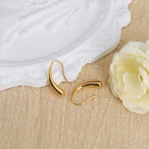 Boucles d'oreilles créoles pour femmes en acier inoxydable PVD plaqué or 18 carats, étanches, de haute qualité, design tendance, vente en gros - Product Image 2