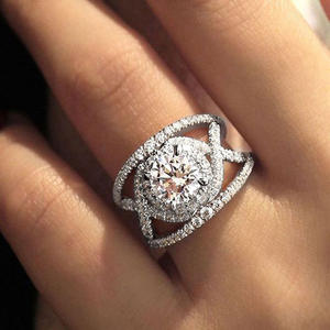 Anello da Donna Q592 in Oro Bianco con Diamante Naturale Taglio Brillante Rotondo, Anello di Fidanzamento Colore G con Design Halo - Product Image 1