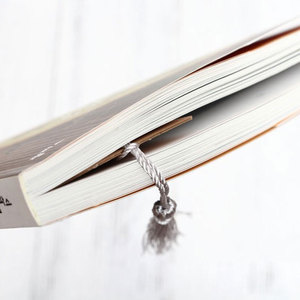 ที่คั่นหนังสือลายปักดอกไม้สำหรับผู้เริ่มต้นและผู้ใหญ่ ชุดเย็บปักครอสติช DIY พร้อมห่วงปักและคู่มือการปัก - Product Image 4
