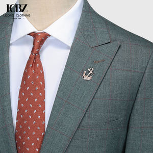 ชุดสูทผู้ชายแบบสามชิ้น ลายสก็อตสีเข้ม กระดุมแถวเดียว ผ่าข้างสองข้าง กระดุมสองเม็ด ปกแหลม 8 ซม. สำหรับธุรกิจ - Product Image 3