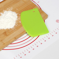 Grattoir à pâte en plastique semi-rond de 13,5 cm (5,31 po) en gros, 5 couleurs, outils de cuisson en vrac pour la cuisine
