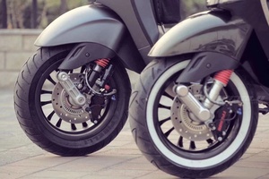 <span class=keywords><strong>Pegatinas</strong></span> para neumáticos de 12 pulgadas para motocicleta, 4 Uds., pieza de armadura lateral de neumático de goma, Clip blanco Vintage para <span class=keywords><strong>Vespa</strong></span> Sprint Primavera Fly125 150 Ra-gp - Product Image 2