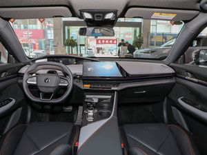 Changan UNI-V 1.5T Turbo Automatic Hatchback R18 del 2022, Guida a Sinistra, Modello <span class=keywords><strong>Prestige</strong></span>, <span class=keywords><strong>Auto</strong></span> Usata Ispezionata - Product Image 4