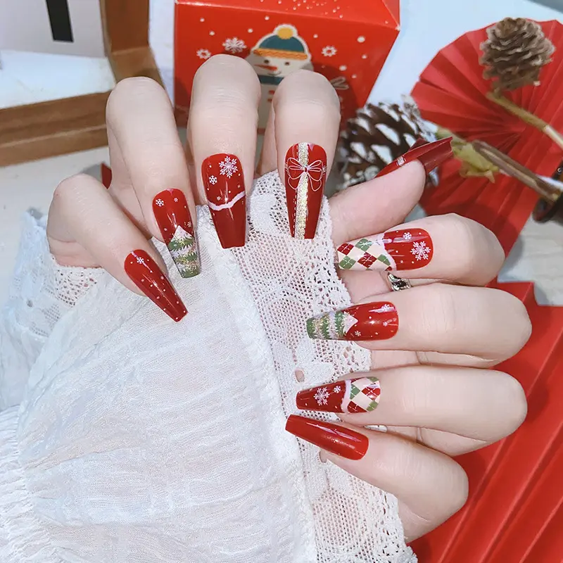 24PCS Christmas Red Press auf Nägeln Schneeflocke Nail Art Sarg tragen Weihnachts baum Muster tragbare Nagel Patch für Frauen Mädchen