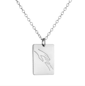 Collier personnalisé gravé <span class=keywords><strong>Maman</strong></span> et enfant tenant la main, résistant à l'eau et à la transpiration, en acier inoxydable, cadeau pour la mère - Product Image 2