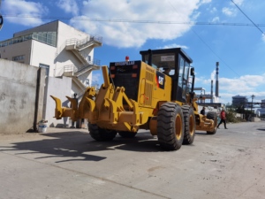 รถเกรดเดอร์ Caterpillar 140H รุ่นดั้งเดิมครบชุด พร้อมระบบบังคับเลี้ยวไฮดรอลิก  พร้อมริปเปอร์หลัง ยางสำหรับงานหนัก ประสิทธิภาพการทำงานที่มั่นคง - Product Image 1